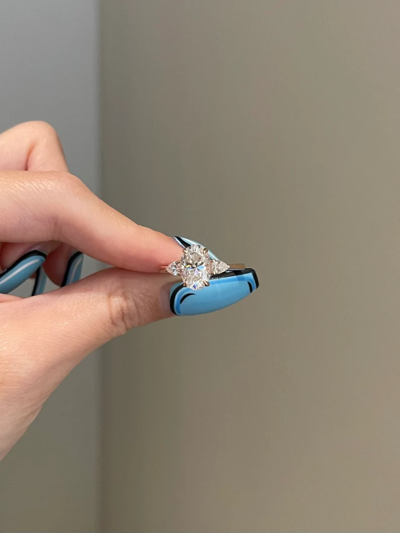 400548_0bda677794334b1b9c4a270ee93e56ffmv2.webp 2.5 Carat Brilliant Oval Cut Moissanite Engagement Diamond Ring