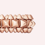 Clash de Cartier ring, medium model Clash de Cartier reinvigorates the Maison’s aesthetic heritage. Studs, beads and clous carrés create the singular geometric moving mesh of this signature jewelry piece. Product Description: Clash de Cartier ring Medium model Rose gold (750/1000) Width: 8 mm (for size 52) Please note that the carat weight, number of stones and product dimensions will vary based on the size of the creation you order. For detailed information please contact us.